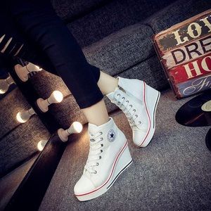 SO CUTE! WHITE CANVAS SZ 8.5 MAX STAR HIGH HEEL PLATFORM WEDGE LACE UP SNE…